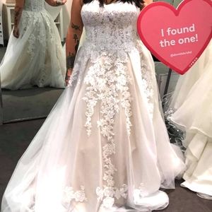 Wedding Dress NEVER WORN OBO